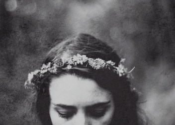 black-and-white-girl-sad-vintage-Favim.com-258238