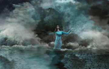 52074453-woman-storm